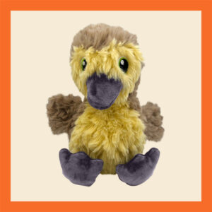 Kong Comfort Tykes Gans is een schattig, veelzijdig hondenspeeltje, ideaal voor zowel speeltijd als knuffelmomenten. Gemaakt van zacht pluche, met pieper Hondenspeelgoed Hondenknuffel