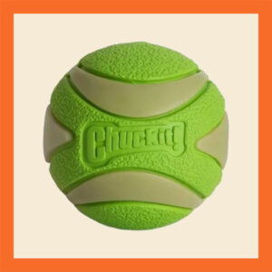 Chuckit Max Glow Ultra Squeekerbal is apporteerspeelgoed met glow in de dark formule Glow in the dark bal van chuck it