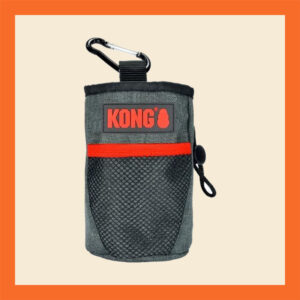 Kong Train And Treat Beloningszakje is een handig tasje om de snoepjes voor jouw hond onderweg mee te nemen. Beloningszakje van Kong. Zakje om snoepjes en beloningen in te doen.