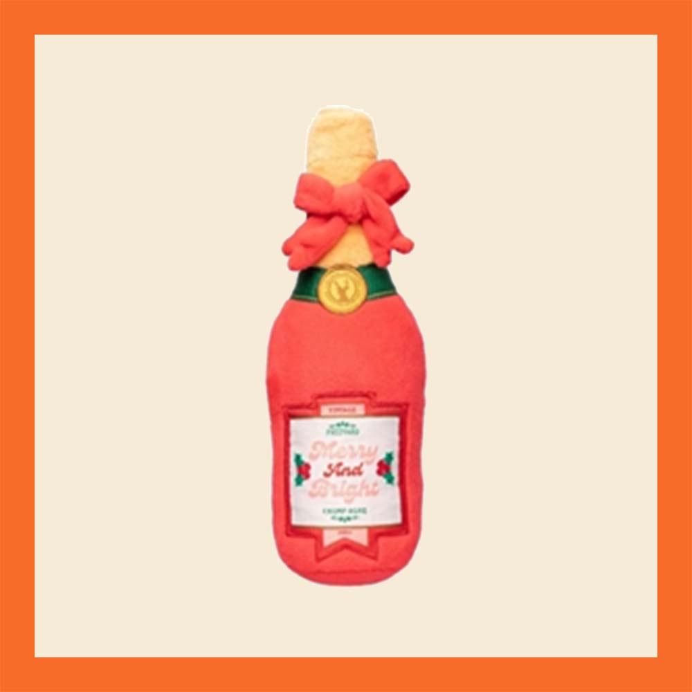 kerstspeelgoed hond in de vorm van een rode fles met een strik en kerstlabel kerstcadeau hond kerstspeelgoed hond kerst hond kerstknuffel hond